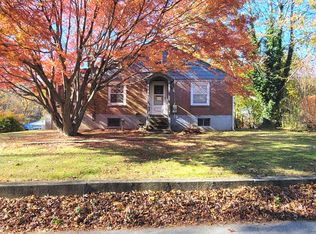 118 Bloomingdale Rd, Quaker Hill, CT 06375