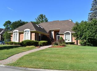 27009 Greenwich Cir, Farmington Hills, MI
