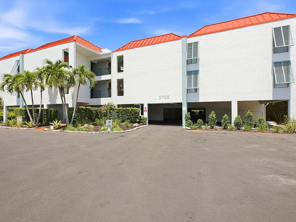 3705 E Bay Dr #116
