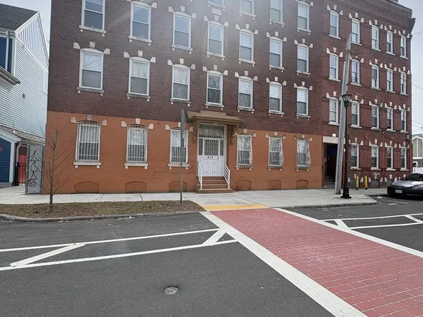 632 S East St, Holyoke, MA 01040