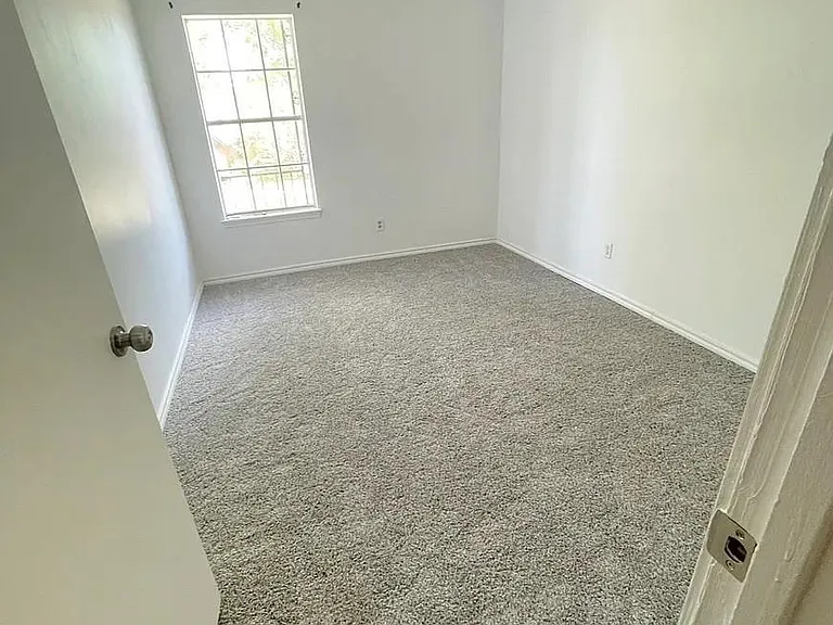 1808 Saxony Ln — Photo 14