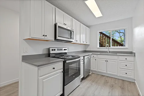 Newly Remodeled Kennedy Park Apartments! $$ ONE MONTH FREE Photo 1