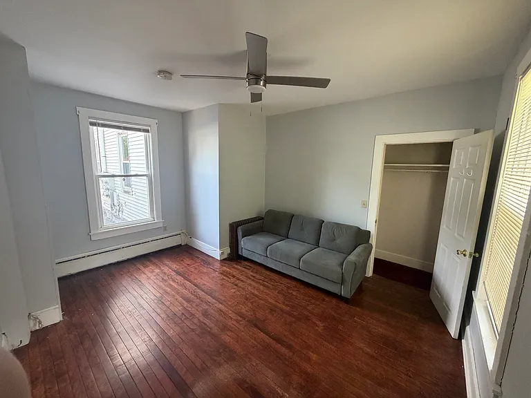 186 Essex St — Photo 4