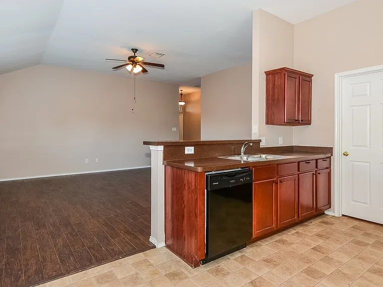906 Oak Hollow Ln — Photo 8