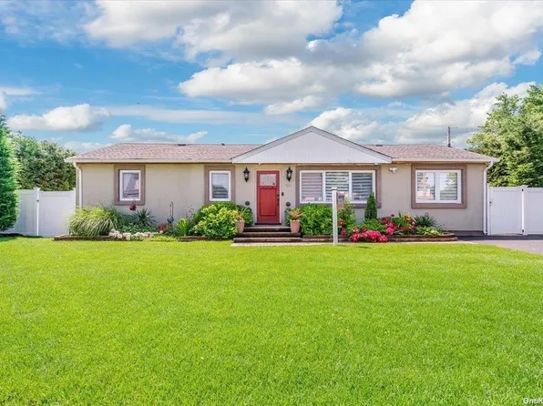 54 Maple Drive, Lindenhurst, NY 11757