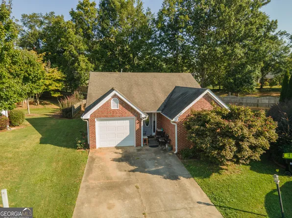 8 Kiawah Ct, Newnan, GA 30265