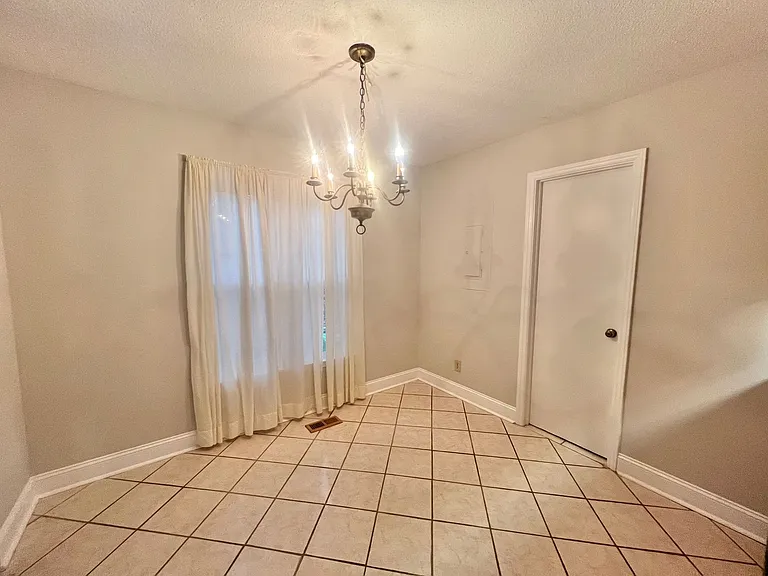 7504 Post Oak Rd — Photo 6