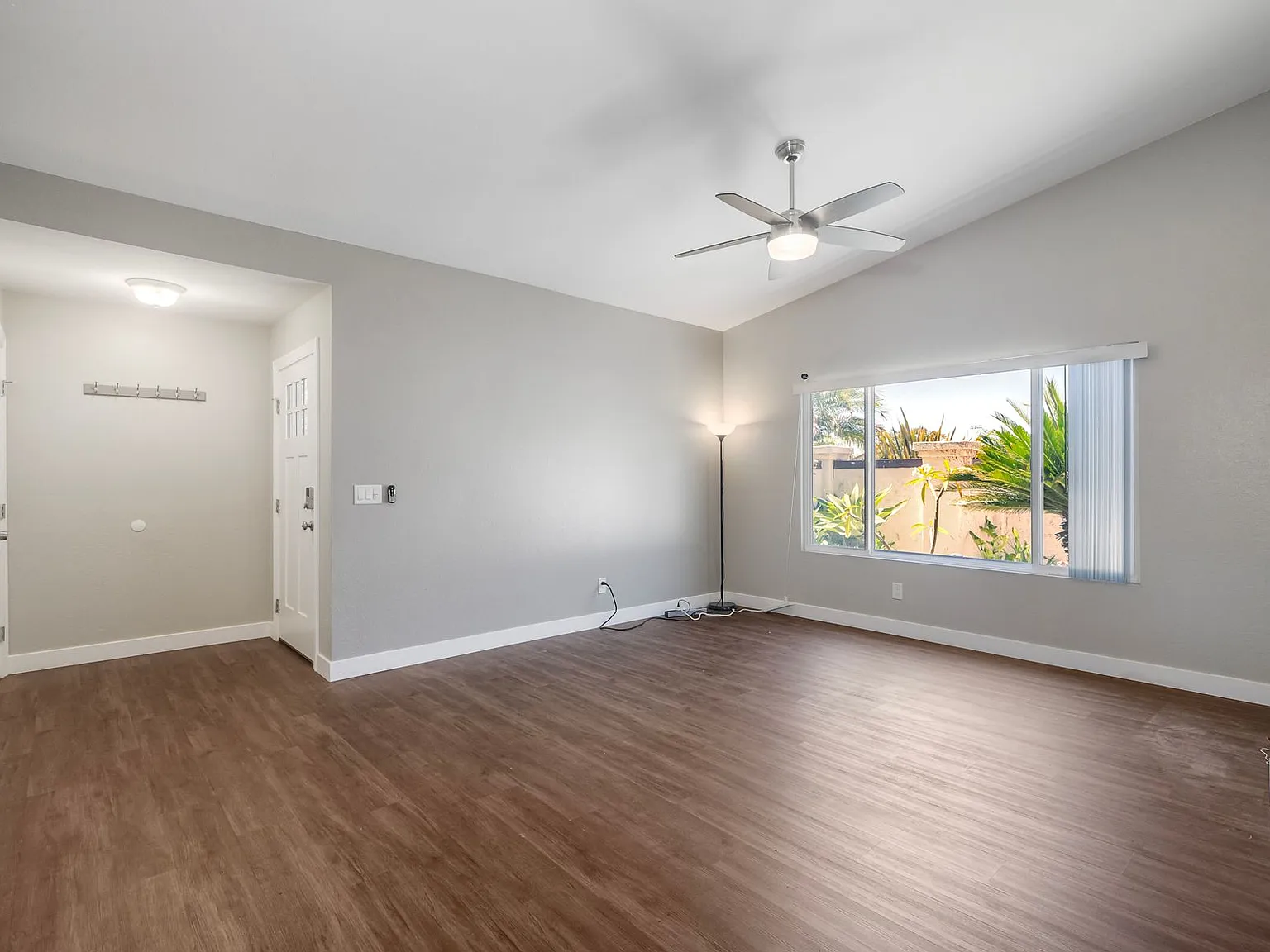3 bed, 1307 sqft, $4,100 — Photo 4