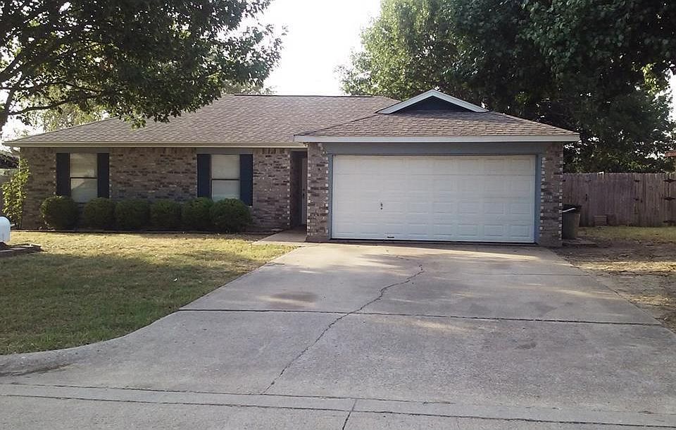 1st image of 806 Clover Ln