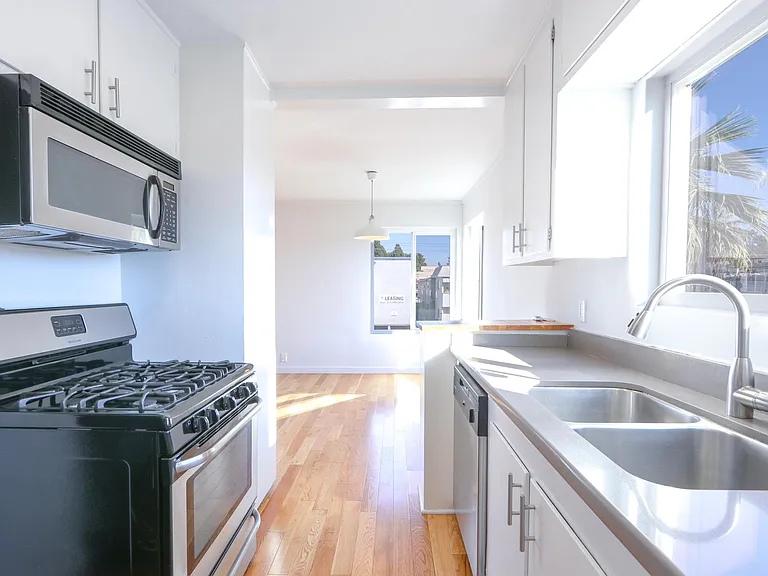 609 N Hayworth Ave #105 — Photo 5