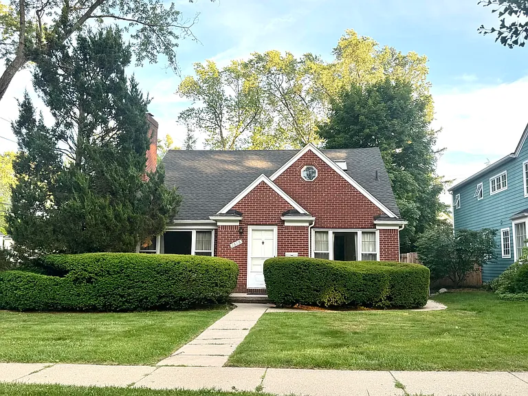 1616 Morton Ave — Photo 1