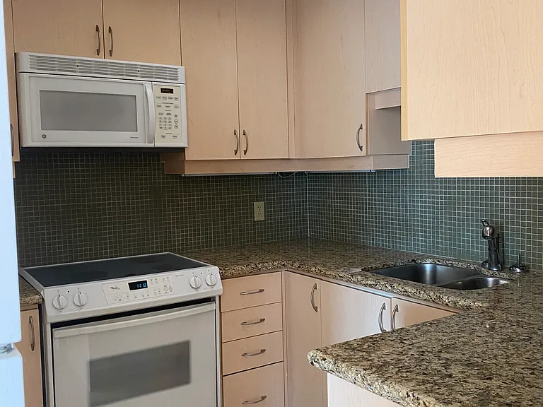 1425 Bayview Ave — Photo 27
