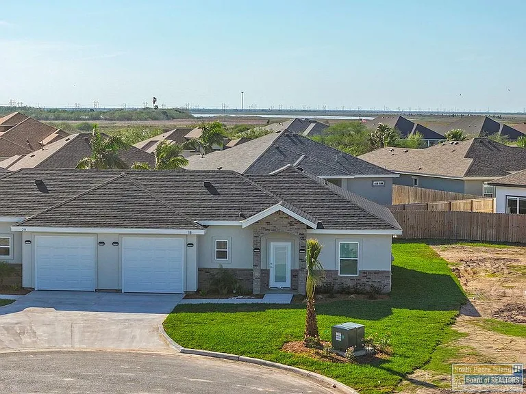 18 N Bay Hill Dr — Photo 2