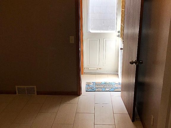 4th image of 985 Castlebar Dr