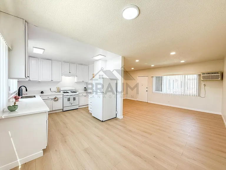 13129 OXNARD ST. — Photo 34