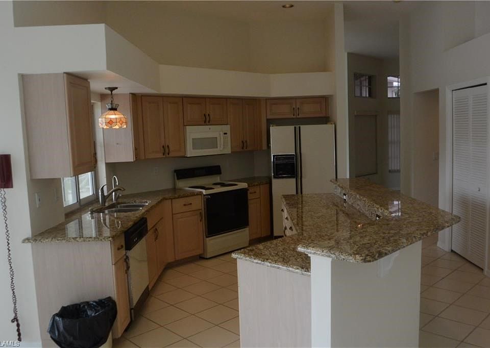 LARGE ISLAND KITCHEN
