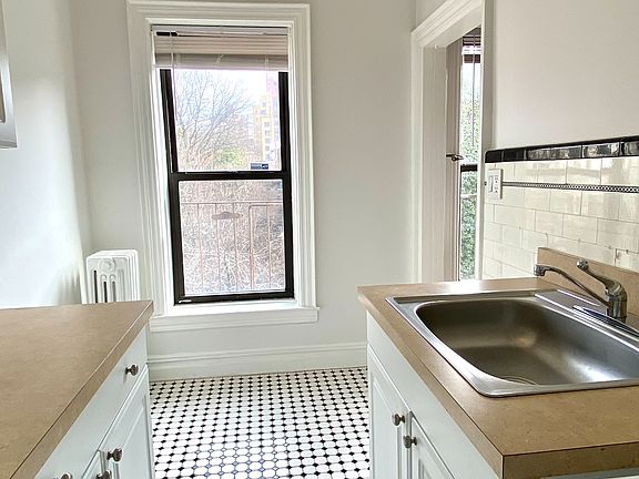 5th image of 121 7th Ave APT 4R