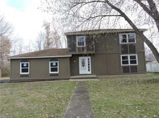 521 Maplewood Ave, Sheffield Lake, OH 44054