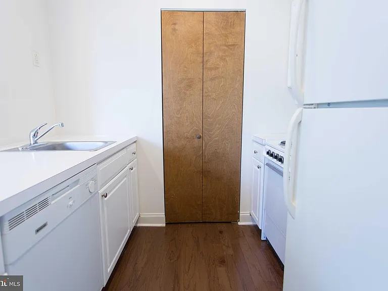 1600-2 Walnut St #501 — Photo 8