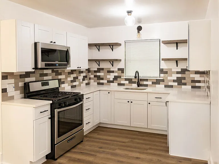 2321 S Laverne Ave — Photo 8