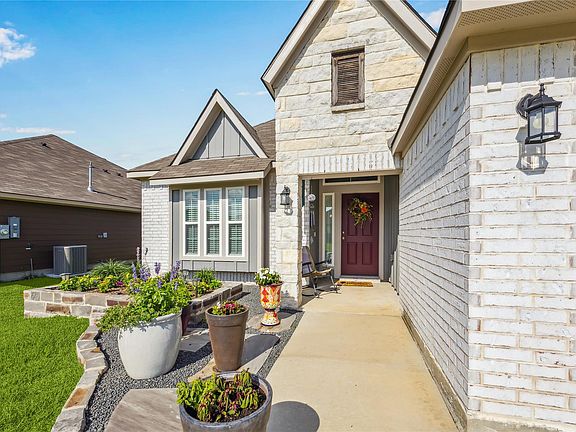 2nd image of 1010 Old Vine Rd