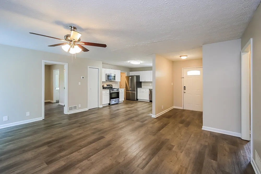 3 bed, 2.0 bath, 1328 sqft, $2,810 — Photo 4
