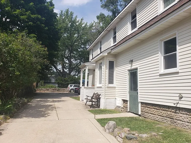 D090 - Terry Ave 133 — Photo 3