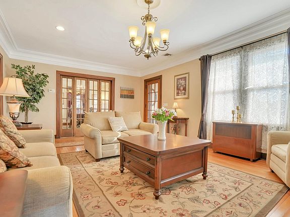 5th image of 10 Lynn Ct