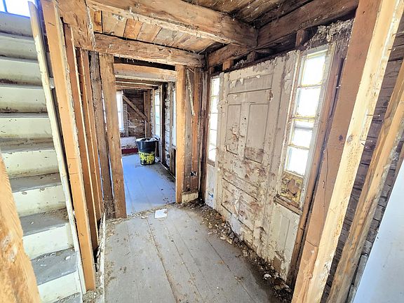 4th image of 662 Albion Road