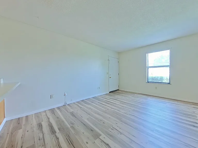 126 Hampton Dr — Photo 5