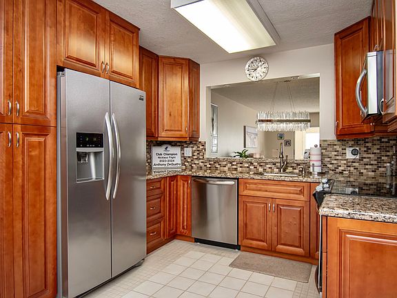 4th image of 7286 Huntington Lane #408