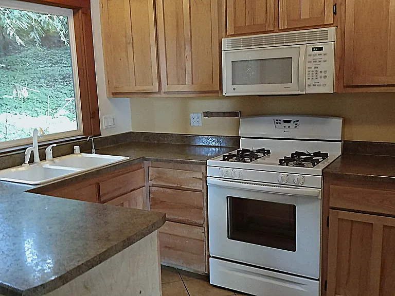 Redwood Ave — Photo 2