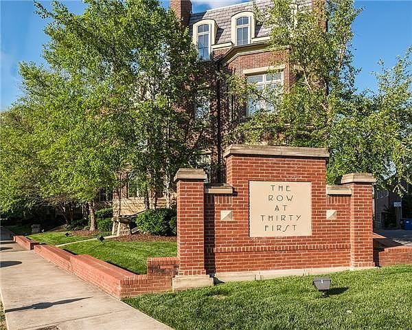 Chicago style Brownstone in the Heart Nashville