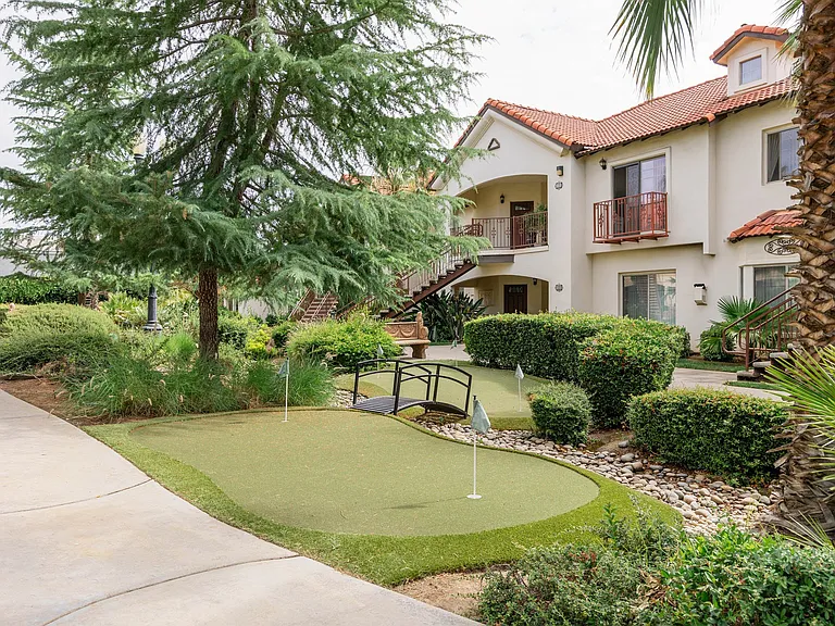 Dominion Courtyard Villas — Photo 4