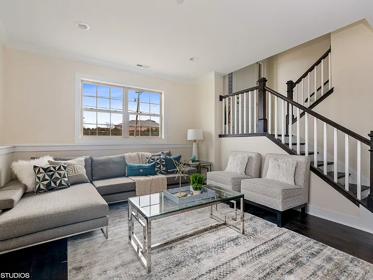 601 Broadway St — Photo 11