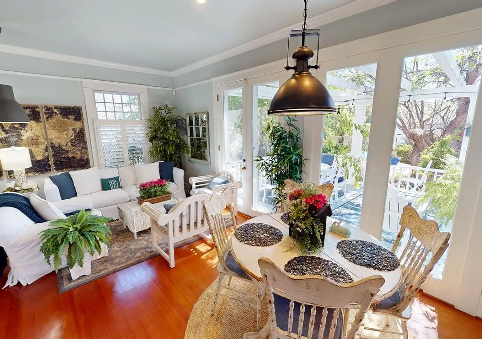 Spacious Historic Home on a Large Corner Lot - Walkable to Many Restuarants and Parks — Photo 1