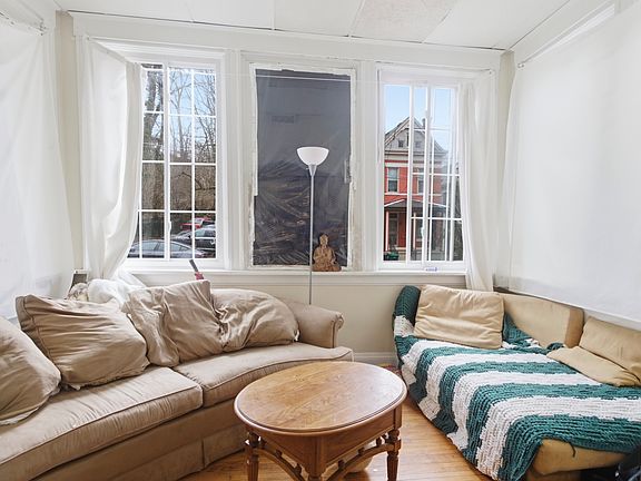 4th image of 132 Parker St