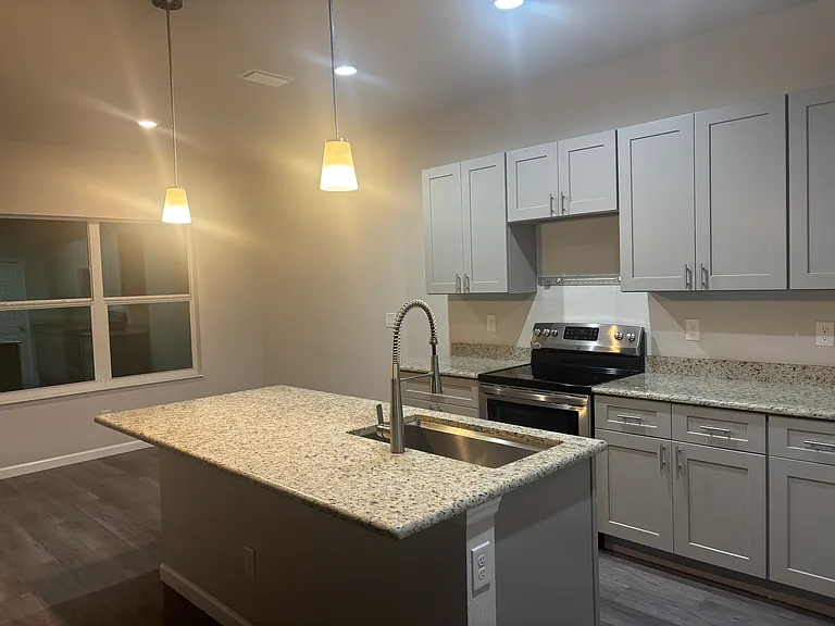 548 Redwood Ave S — Photo 10