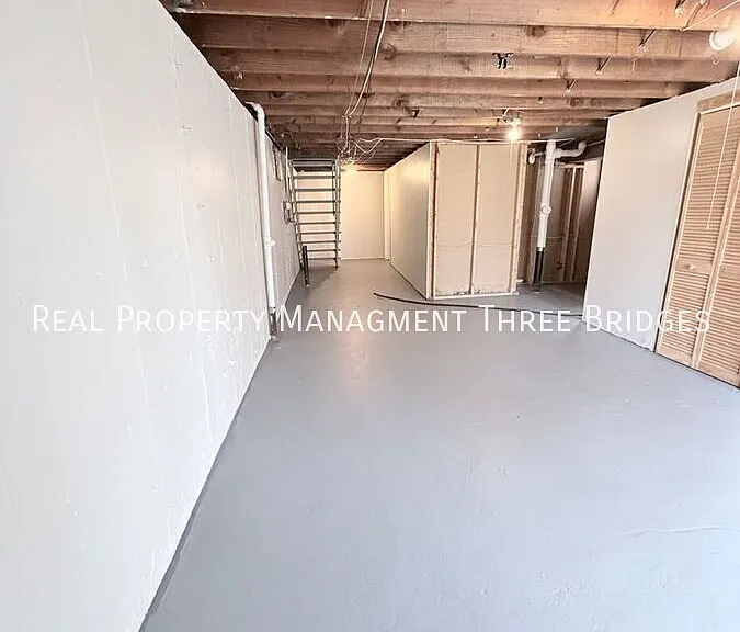 241 Flora Dr — Photo 4
