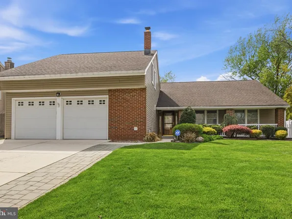 17 Palmetto Ave, Marlton, NJ 08053