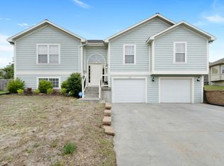1322 Overbrooke Dr, Junction City, KS 66441