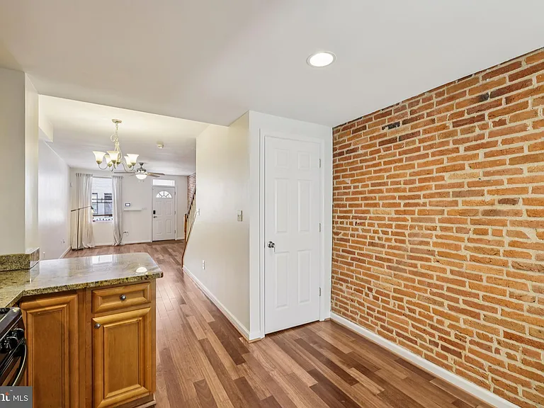 49 E Heath St — Photo 18