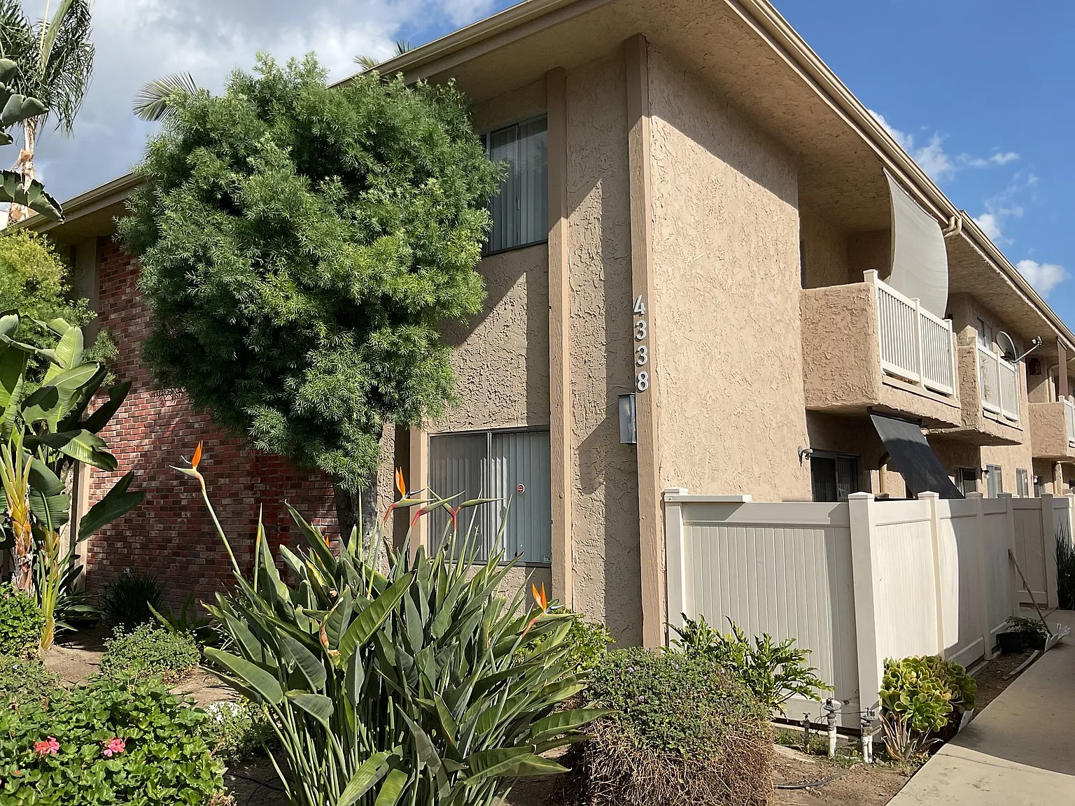 4338 Mammoth Ave Apts — Photo 1