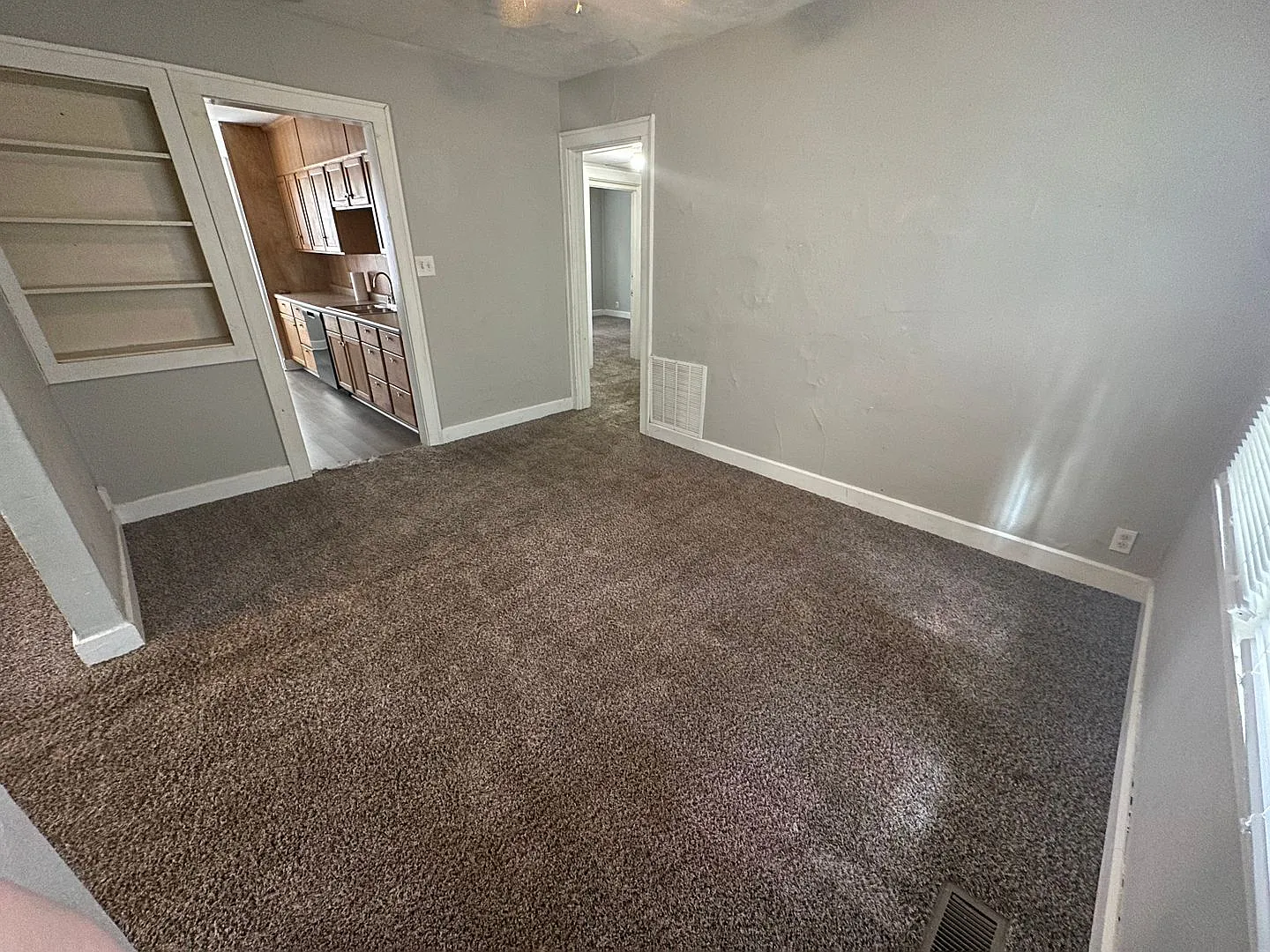 1122 W Rex St - Walk To Ball State Spacious 4 Bed, 1.5 Bath With In-Unit Laundry! Preleasing For ... — Photo 3