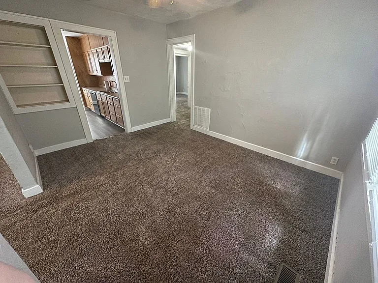 1122 W Rex St — Photo 3