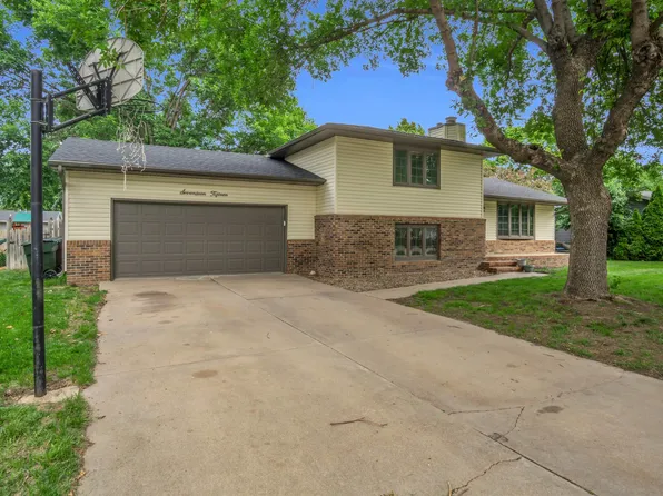 1715 W 41st St, Kearney, NE 68845