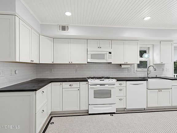 5th image of 126 Linnea Lane