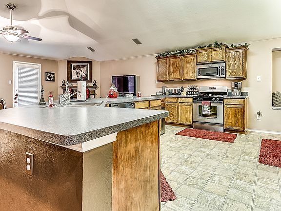 5th image of 301 Willowlake Dr