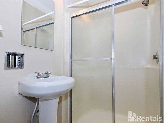 4th image of 401 Hickok Ct