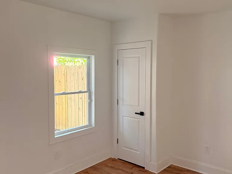 137 E Pleasant St — Photo 8